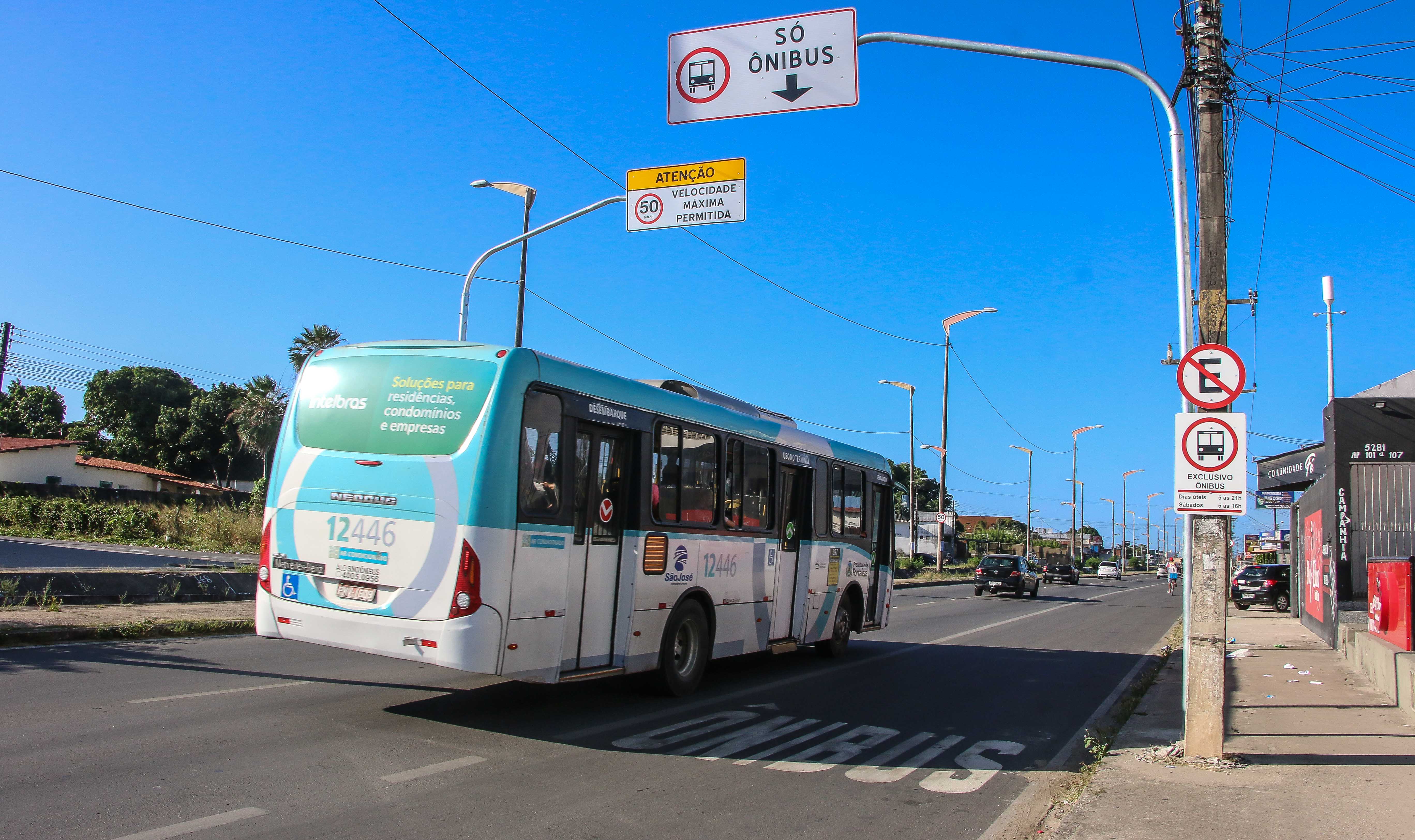 ônibus circulando em faixa exclusiva